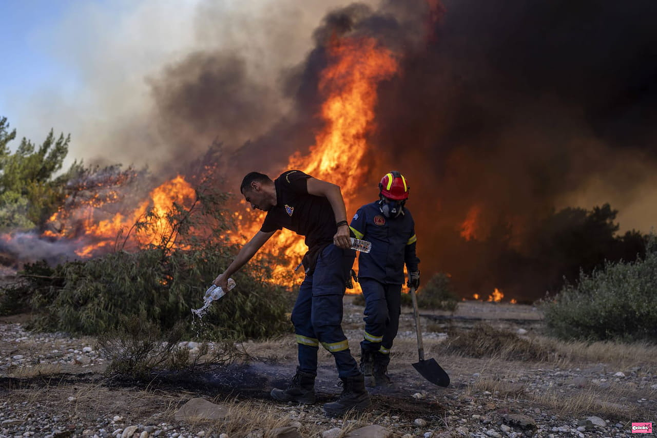 Fires in Greece: walls of flames...the images of the fires
