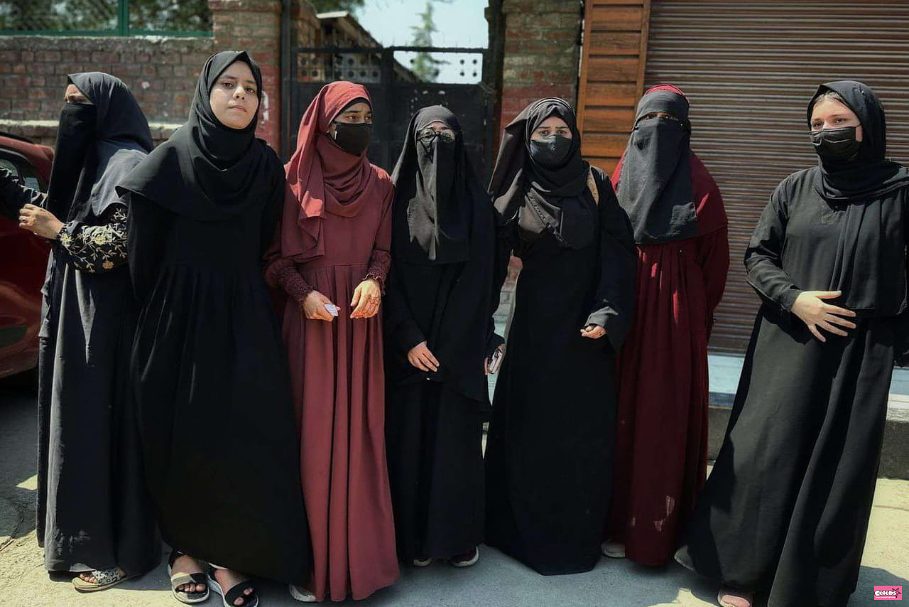 Abayas and qamis: religious clothing? Can we really ban them in school?