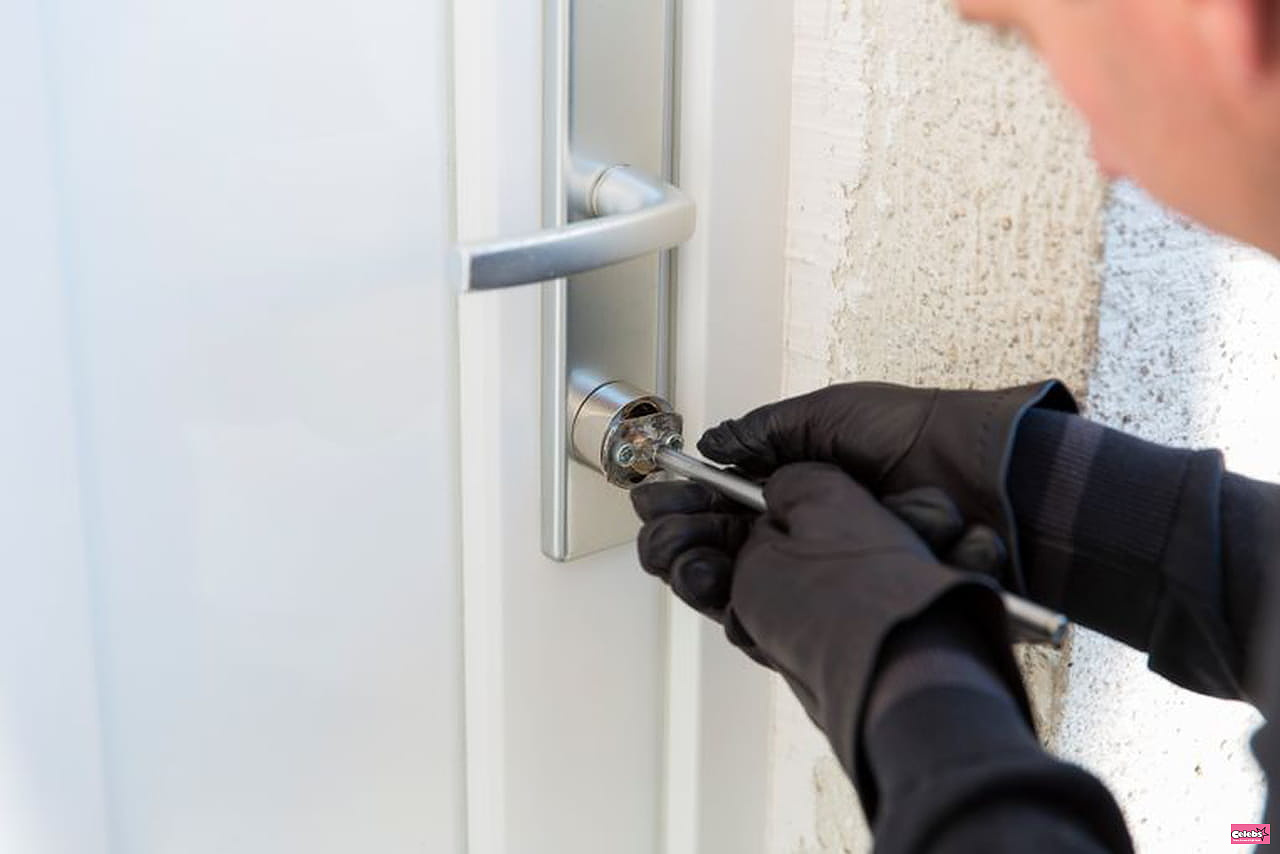 Thanks to this new trick, burglars will know if you are on vacation