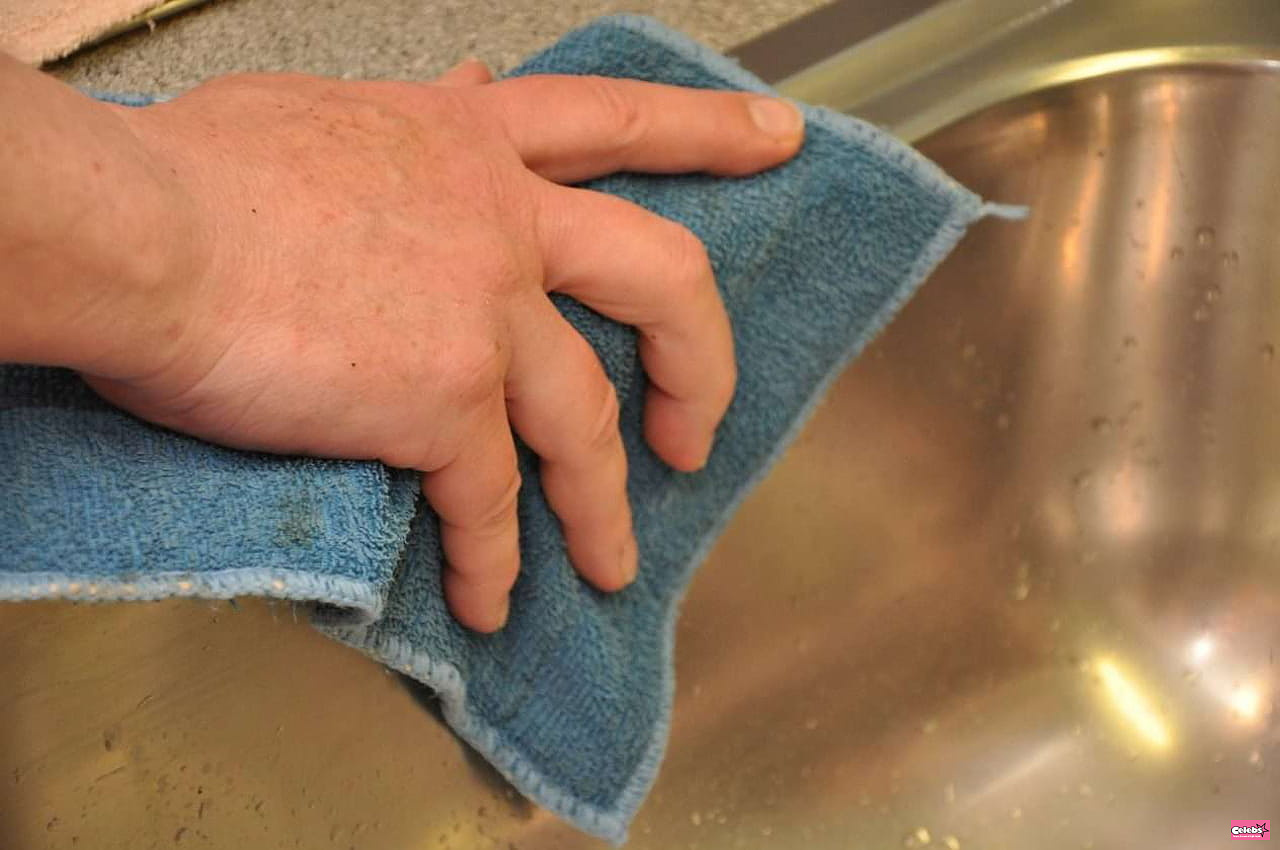 How to easily refresh a smelly kitchen towel - it's very simple