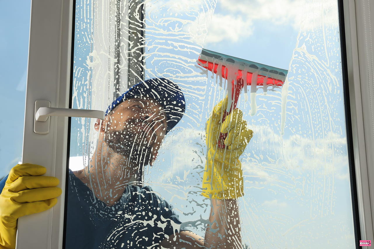 Pour 4 tablespoons into hot water and clean the windows - your windows will shine without leaving any streaks