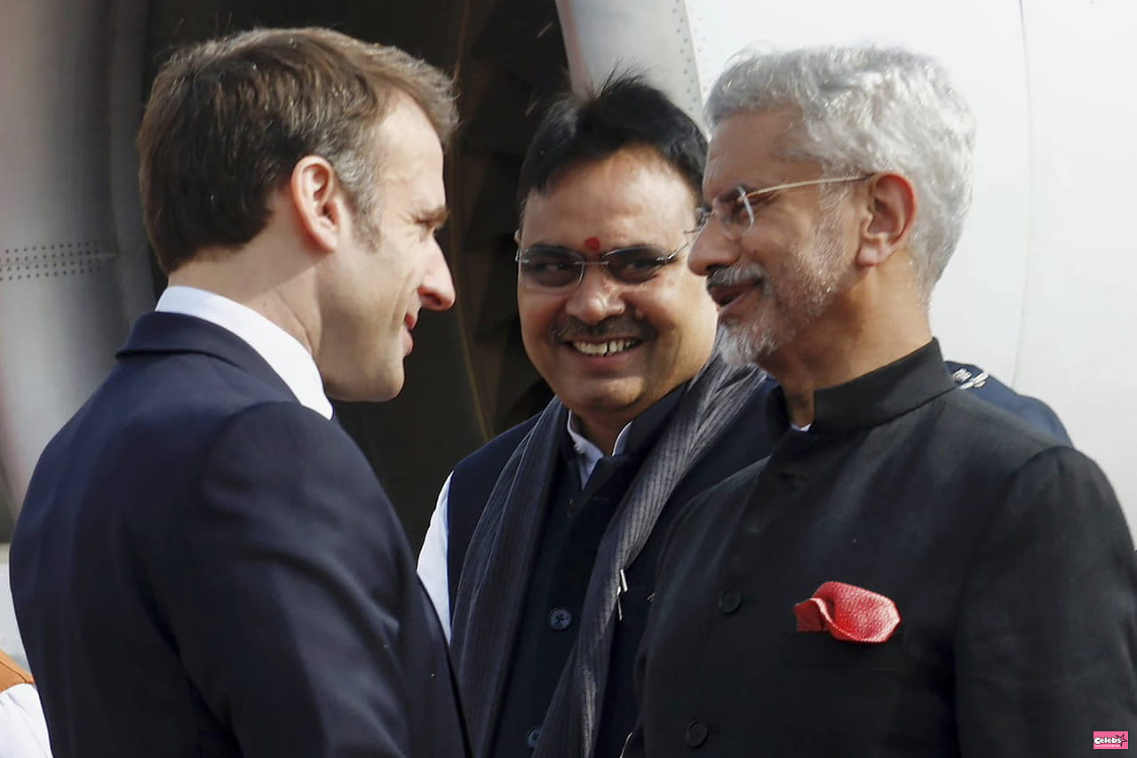 Emmanuel Macron in India: flower scarf, crowd bath... A reception in splendor