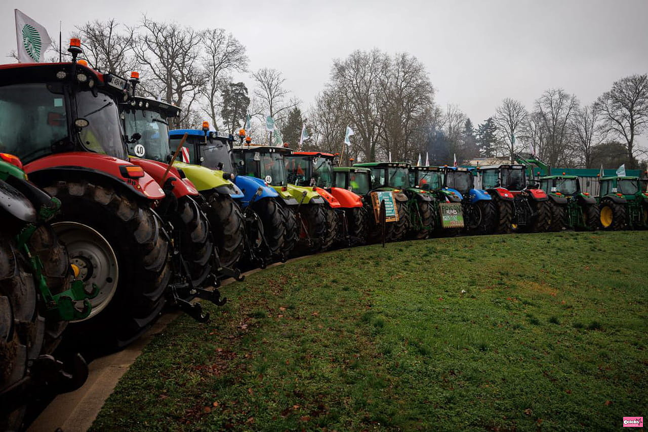 Paris surrounded by farmers, blockade still planned