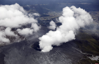 Mount Aso eruption: photos of volcano in Japan spewing...