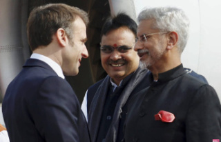 Emmanuel Macron in India: flower scarf, crowd bath......