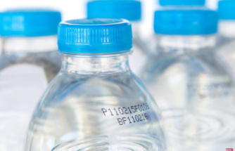 The expiration dates on water bottles hide a danger, can you still drink them after the expiration date?