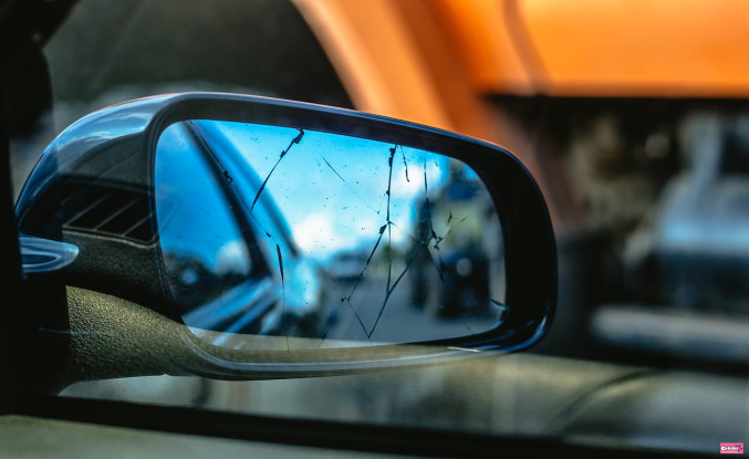 This tip for easily repairing a rearview mirror only costs a few euros